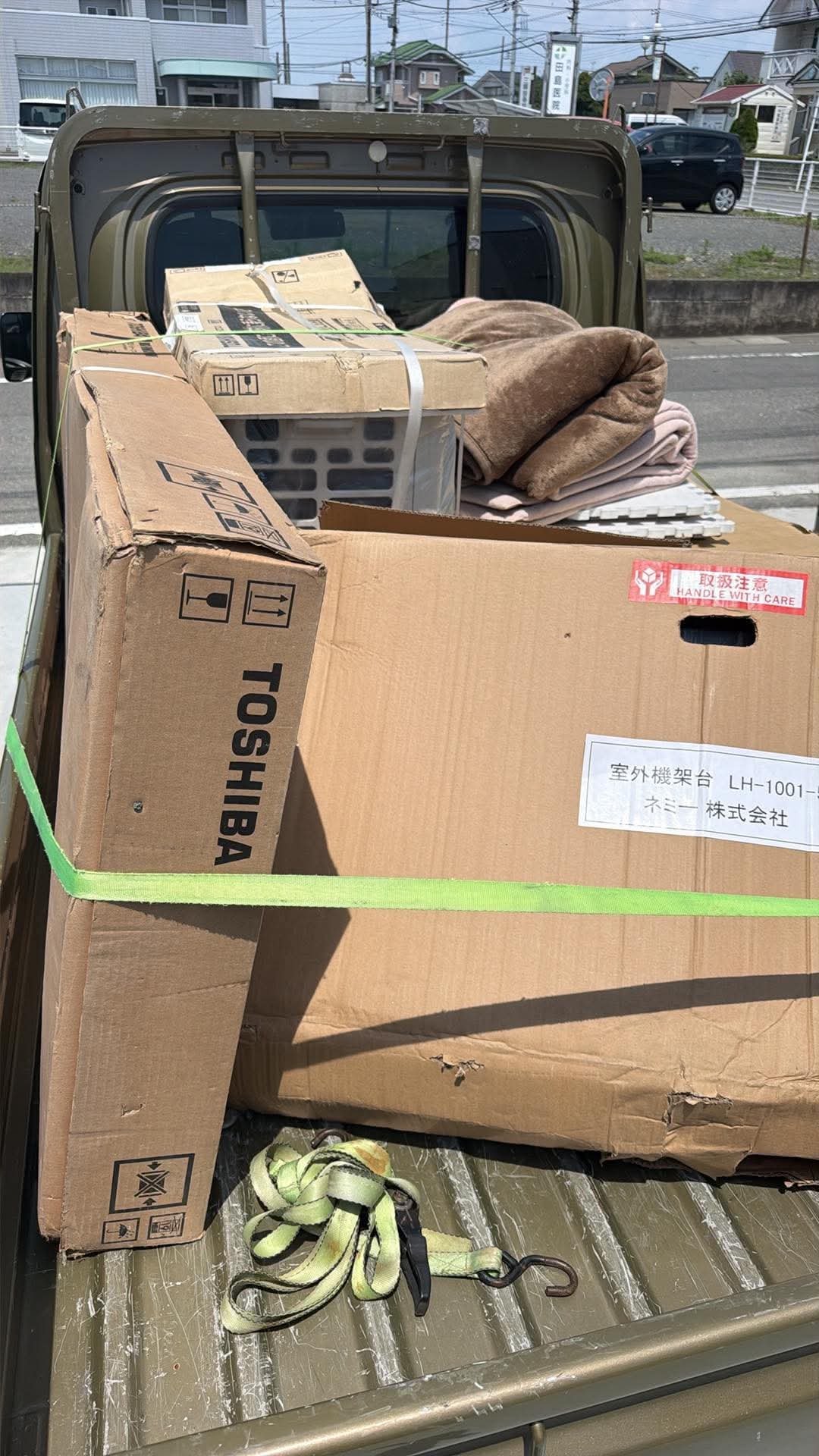 東芝業務用エアコンを軽トラックへ積み込み搬出している様子
