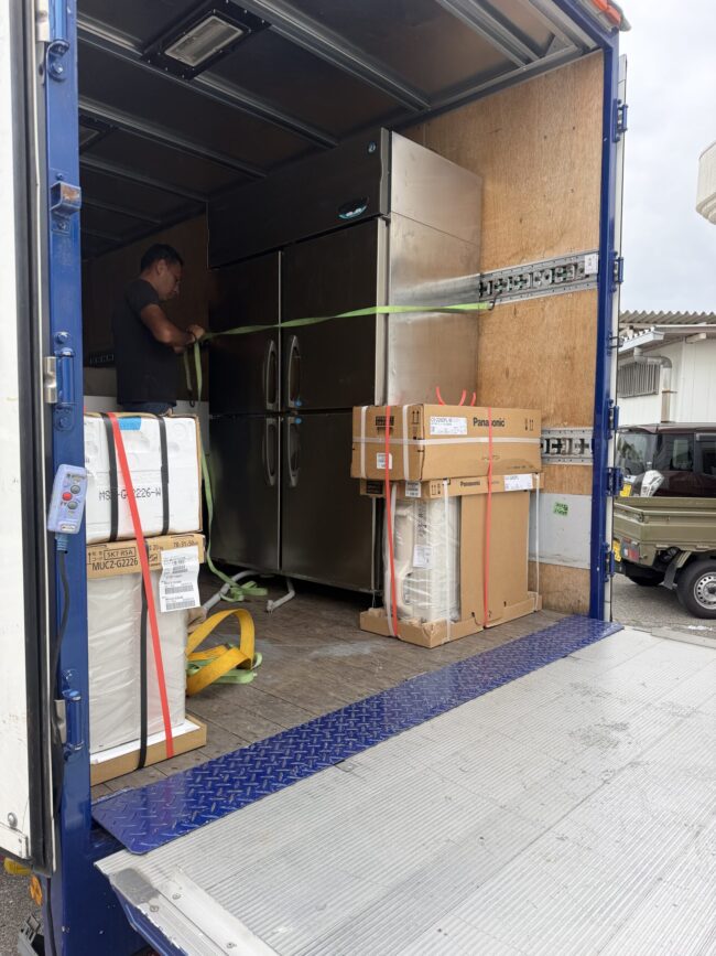 売れた商品の発送準備と配達｜新品エアコンを発送し業務用冷蔵庫をトラックへ固定して配送準備を行う買取OKスタッフ