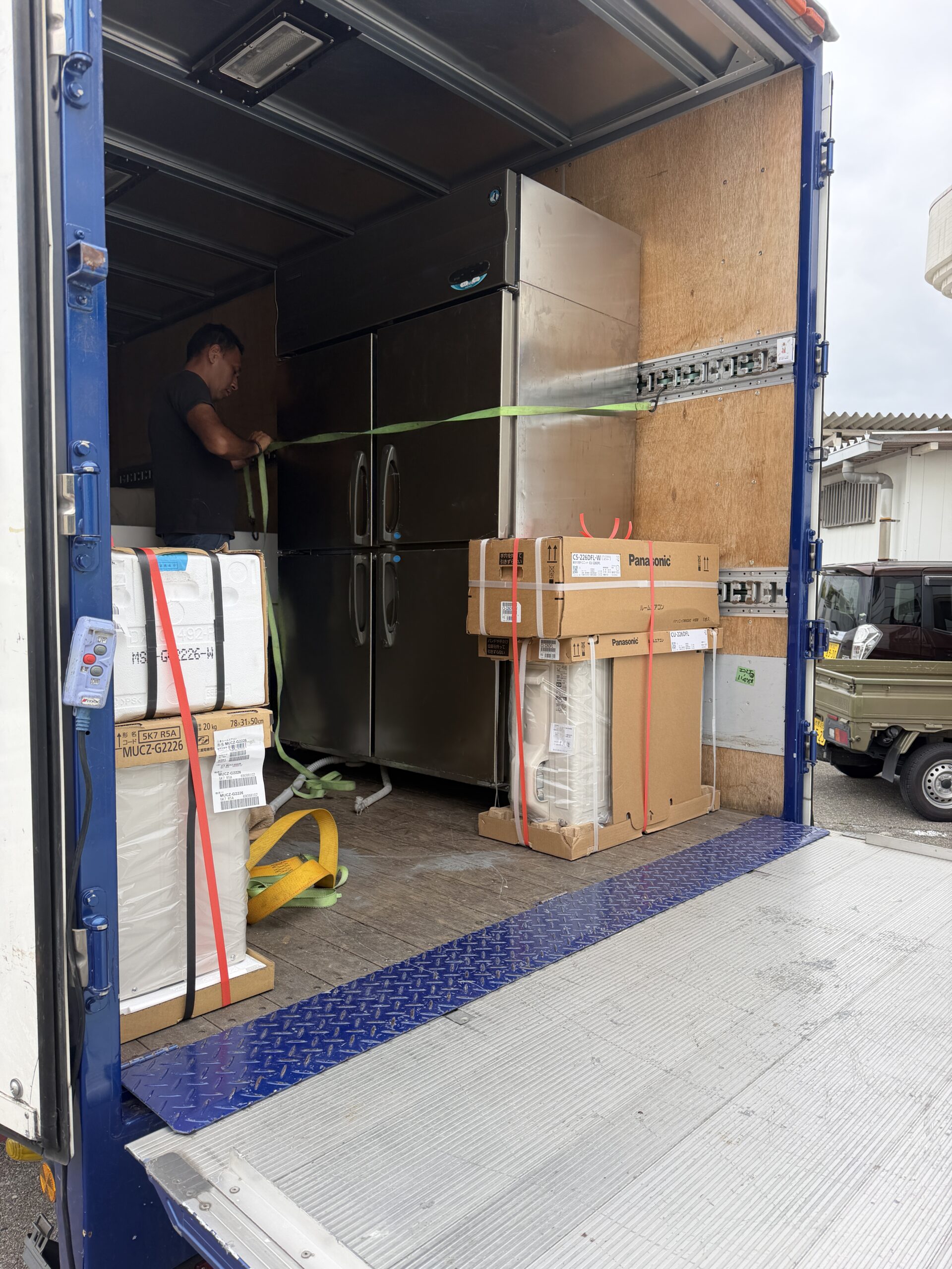 売れた商品の発送準備と配達|新品エアコンを発送し業務用冷蔵庫をトラックへ固定して配送準備を行う買取OKスタッフ