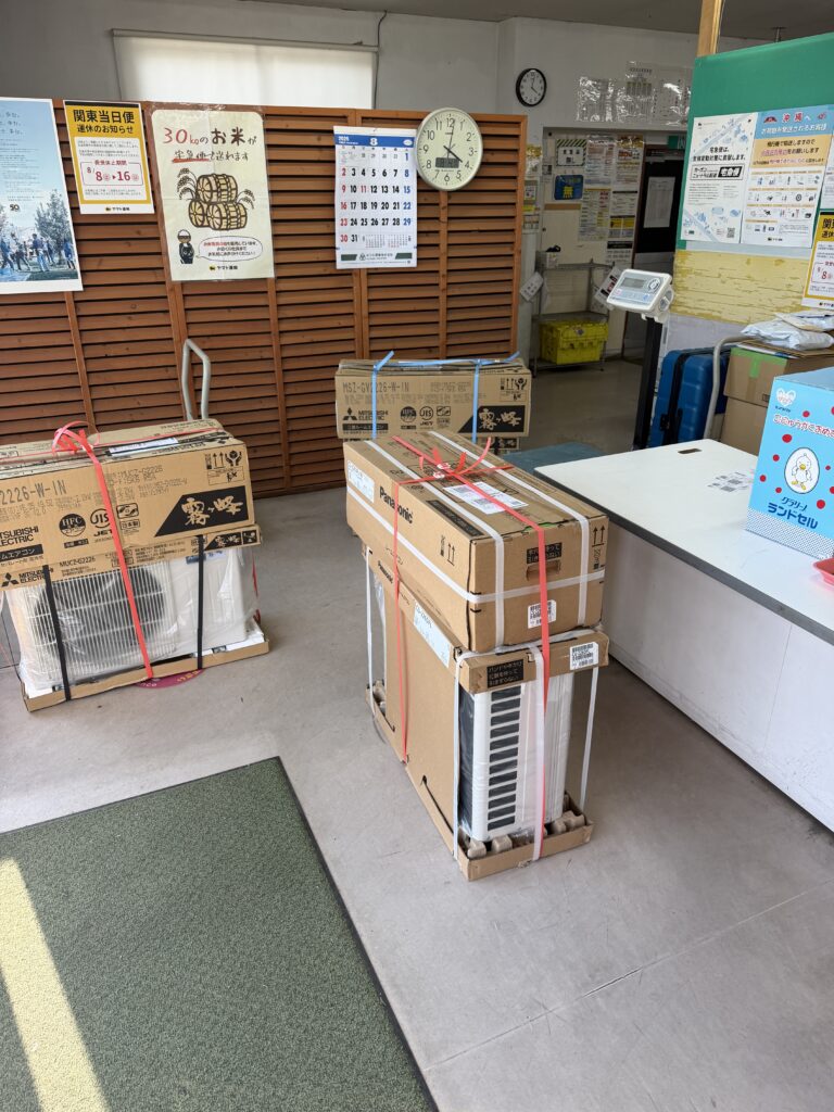 売れた新品エアコンを宅急便で発送する様子｜発送準備が完了した新品エアコンを配送会社へ持ち込む買取OK