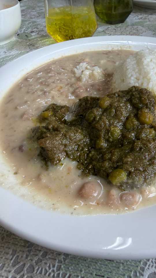ペルー料理ランチを堪能。伝統的なペルー料理を味わう午後の食事風景