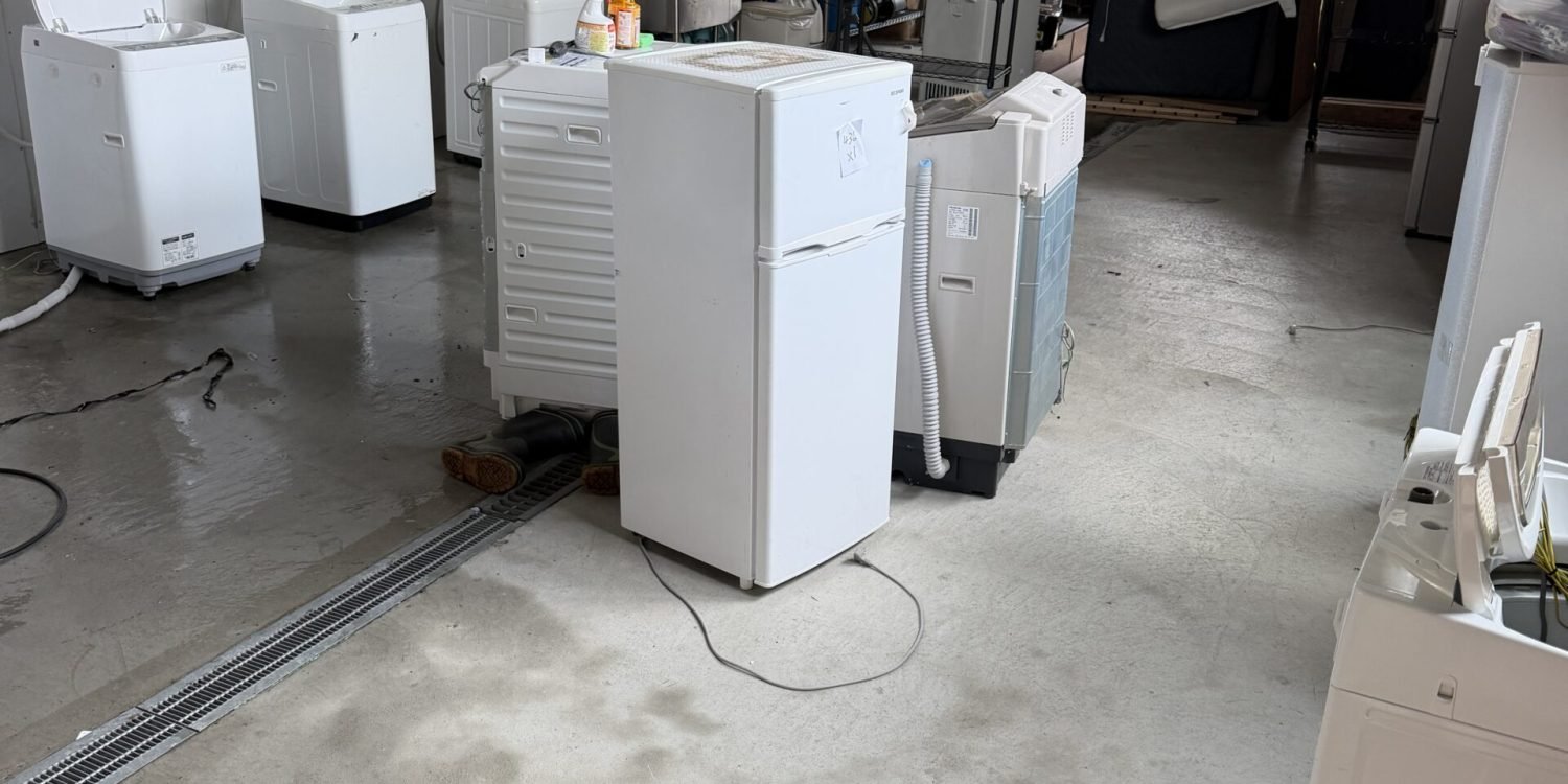家電専用洗い場で中古洗濯機を洗浄・清掃している買取OKの作業場